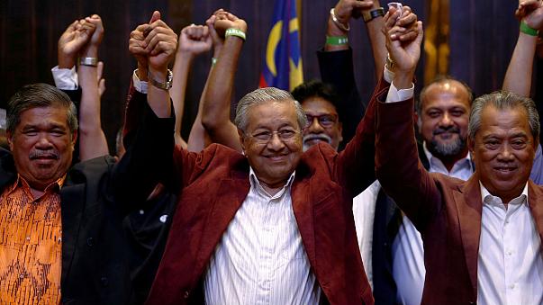 پیروزی ماهاتیر محمد در مالزی